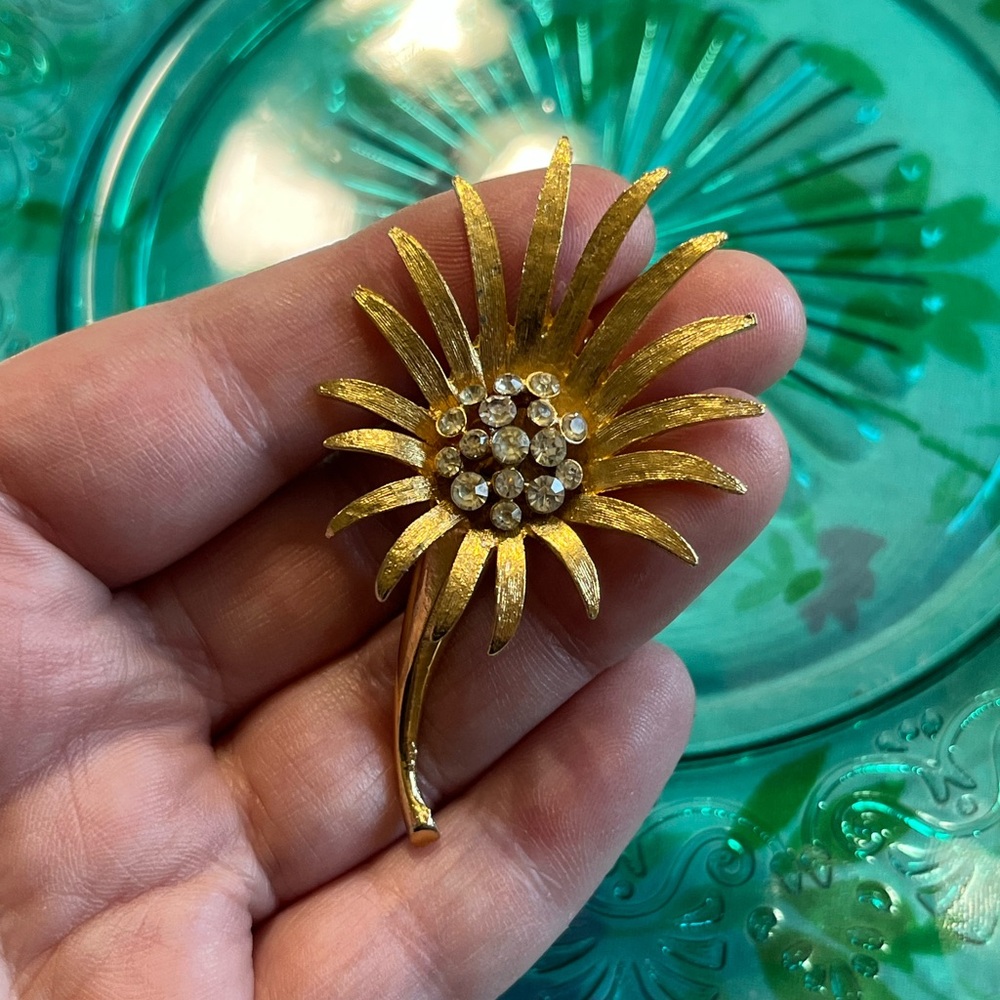 Vintage Rhinestone Daisy Sunflower Floral Gold Tone Metal Costume Jewelry Brooch